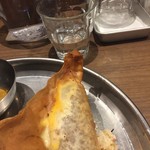 ひき肉、卵、チーズの包み揚げ