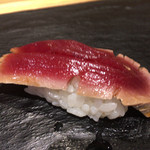晶 - 2貫目 伝統的な江戸前寿司 湯霜漬け