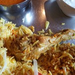 インディアンレストラン アールティ - 骨付きチキンを掘り起こした図