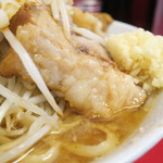 ラーメン二郎 - 豚の厚み