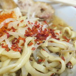 ラーメン二郎 - 粗挽き唐辛子投下～♪
