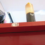 ラーメン二郎 - カウンター上の赤酢