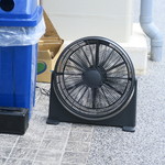 ラーメン二郎 - 店頭のサーキュレーター