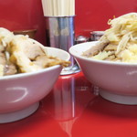 ラーメン二郎 - ＜参考＞ラーメン小＋野菜ニンニク（右）との比較