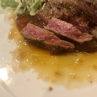 キャトルラパン 北梅田 - 
                    ミディアムレアな焼き加減
                    ひとくちサイズにカットされてます