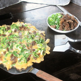 Okonomiyaki is handmade from scratch! “Sujinegi” is popular among celebrities