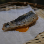 Kabi - 鰯の天ぷら、パプリカのソースと梅干しのパウダー。