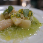 Kabi - 帆立と桃。無花果の葉のオイル、からし菜の花、豆腐の味噌漬けを乾燥させたもの削って。