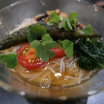 Kabi - 岡山の素麺。つゆは発酵したキノコと一番出汁。具は穴子、獅子唐、モロヘイヤ、プチトマト、オキザリス、