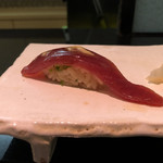 や寿し - 鰹漬け 鰹の下には芽ネギが仕込んである
      鰹だけでも美味しいのに
      コレ素敵(^^)