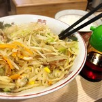 拉麺大公 - 地鶏を使った鶏白湯チャンポン(味噌)、吊るし焼きチャーシュー追加トッピング、ライス、辣油