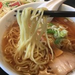 Inaba Shokudou - 麺はどって事ない多加水。
                        
                        が、この場合『お供のラーメン』としての一品。
                        
                        ハードルは低めに設定だ。
                        
                        
                        