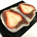 翠江堂 本店 - ◉苺大福（こしあん）税込み216円　大粒で甘くジューシーな苺を、ふんわりとやわらかく包んだもち。とろっとしたこしあんは、甘さ控えめ