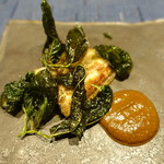 ル クーリュズ - 海うなぎ、黒にんにとゴボウのソースモロヘイヤ素揚げ