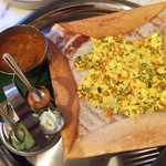 三燈舎 - ベジパニール　¥1350  ターメリックで色づけしたパニール、人参、緑豆のせ、ココナツ、グリーンチリ、トマトのチャトニ、サンバル付き