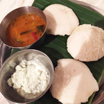 三燈舎 - イディリ　¥450　　サンバル、ココナツチャトニ