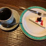 アホロートル - ケーキセット(レアチーズケーキ、ブレンド)