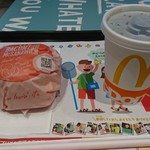 マクドナルド - HOT MORNING！「朝マック ベーコンエッグマックサンド+コカ・コーラ S」(¥250:税込)の全景です。
