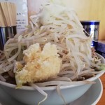 連 - 肉ラーメン￥950＋魚粉￥100　ニンニクサイドビュー