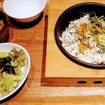 台湾小籠包 - 石焼炒飯(高菜とシラス)