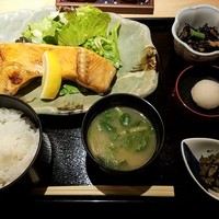 赤坂あじさい - 鮭カマ塩焼き定食全景