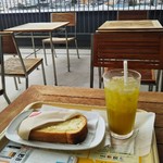 ドトールコーヒーショップ - 屋外休憩スペース