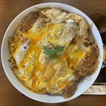 そば処 長岡屋 - 「かつ丼（並）」「特盛（特大）」上から。配膳品を一目見て、その巨大さに目を見張る。『メガ盛』を見慣れている私にとっても、この丼は矢張りい大きいと感じられるのだ。