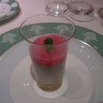 オードブル／ホタテ貝のマリネとカブのエスプーマ、小さく切ったビーツと共に