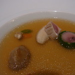 レストラン タテル ヨシノ - スープ／キジのブイヨン仕立て、腿肉のキャベツ包みとクネル