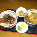 和千里 - 名産のアナゴ丼とうどんのセットです。めっちゃうまくてお得感イッパイ！