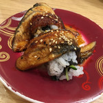 回転寿し トリトン - ニクソンロール クリームチーズとキュウリをご飯で巻いてウナギを乗せている 濃厚なクリームチーズにウナギが負けてしまってました