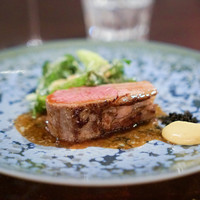 TAIAN - フランス リムーザンのアニョー 塩漬けした生胡椒、 辛子、 ロメインレタス、 ジュのソース