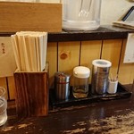 麺屋海神 - カウンターの卓上