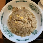 日高屋 - 「チャーハン」「大盛り」上から。パラパラに仕上げられた、食べ応えのある美味なる「チャーハン」は、口に運ぶと意外と家庭的な味わいで、具材が小さめであることもあり、均一に火が通った優れものだ。