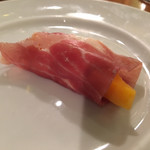 ペスカ特有のフルーツと生ハムのカップリングです