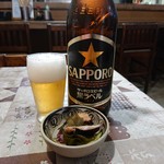 えん楽 - 瓶ビール(大)(650円)+ランチタイム時一品