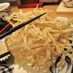 讃岐うどん薫 - 大きい細切りごぼう天ぷら。ごぼうがすごく細いので、シャリシャリするスナックのような食感でした。