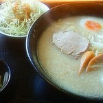 満山紅 - とんこつラーメンとサラダ、ザーサイ