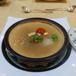 トゥ・ラ・ジョア - 夏野菜の鍋にはシュモクザメのフカヒレ