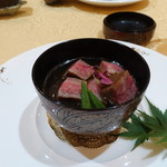 トゥ・ラ・ジョア - 赤茄子と赤牛の小鍋仕立てはコンソメで