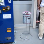 ラーメン二郎 - 店外の喫煙スペース