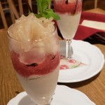 自然の薬箱 カフェ＆キッチン - 夏のパフェ(スイカと杏仁)動物性食品不使用のデザート