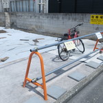 Ramen Jirou - 店舗横の自転車・バイク置場