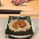 鮨 由う - 三陸産ムラサキウニ、富山産白えび、鮪中落ち
      残りを軍艦巻きで