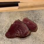 鮨 由う - 気仙沼産鰹の藁燻し  地辛子で