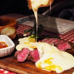 肉バル Brut - 本日の神戸牛にラクレットチーズをかける！