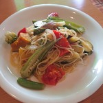 ビストロ レザン  - 旬野菜の彩りが綺麗！トマトがめちゃ甘くて味も良かったです！