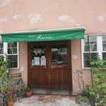 ビストロ レザン  - 入口です。　テラコッタタイルが剥がれまくってます(･･;)