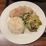 かいちゃん - 蒸し鳥肉のにんにくご飯セット ¥750 の蒸し鳥肉のにんにくご飯