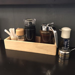 とんかつ成蔵 - カウンターの調味料はシンプルです。